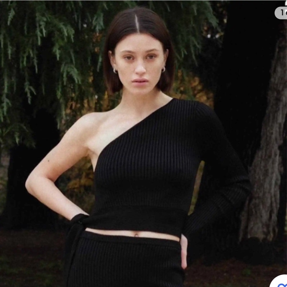 Aya Muse NWT One Shoulder Asymmetrical Ribbed Knit Long Sleeve Black Top, Medium